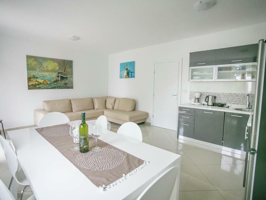 Sesar Apartments Krk - No. 3 Cvita คิร์ก ภายนอก รูปภาพ